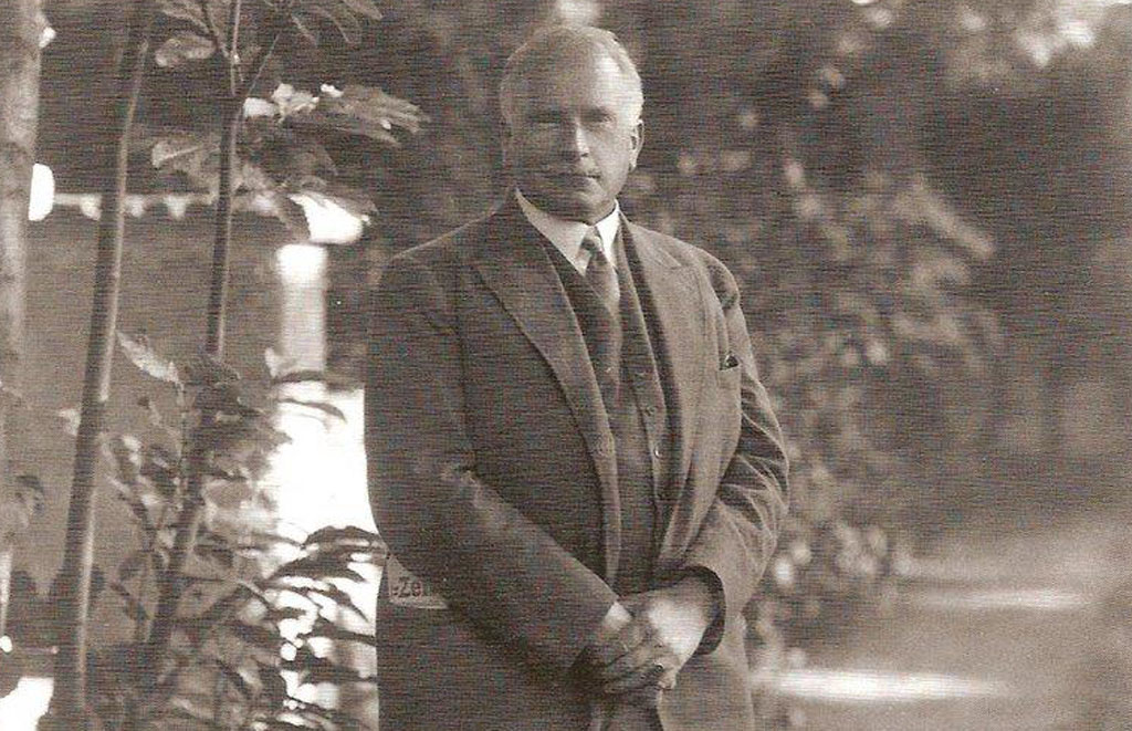 Carl Jung em frente à sua casa